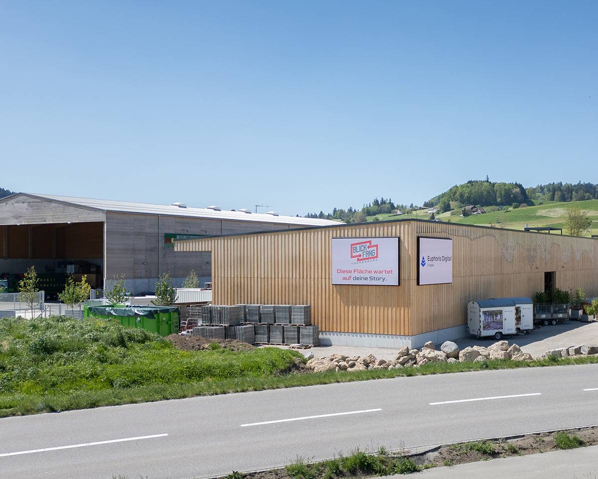 Blickfang Toggenburg Megascreens an der Kantonsstrasse